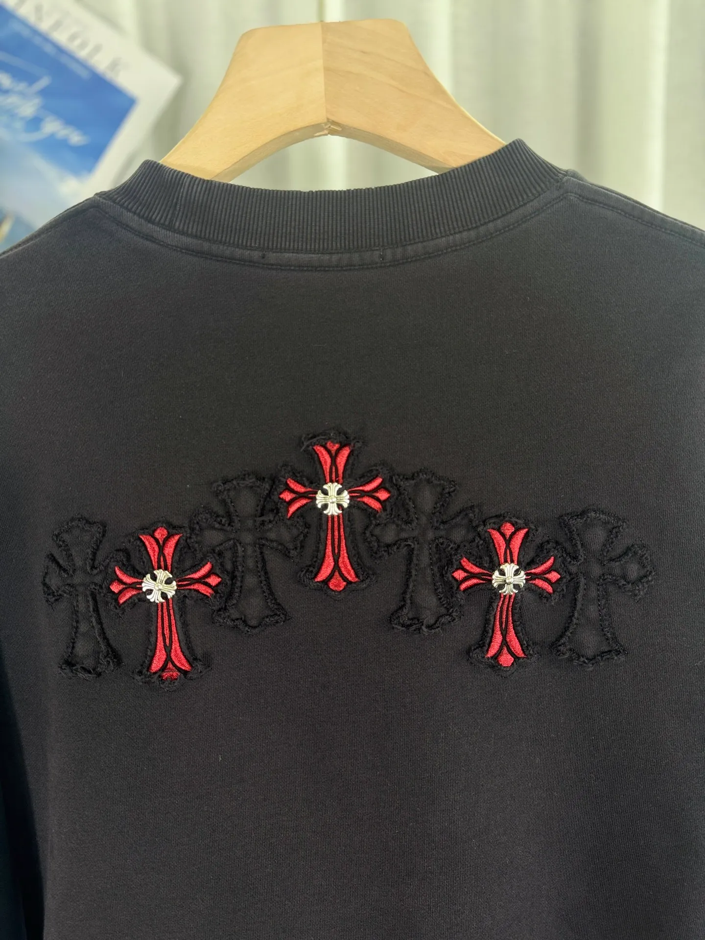 P280 top version, real shot without P, ​​different from market currency) 𝗖𝗵𝗿𝗼𝗺𝗲 𝗛𝗲𝗮𝗿𝘁𝘀/Cro Heart 2025 washed patch embroidery autumn and winter new original single counter American laser burnt 3D three-dimensional color embroidery couple casual sweatshirt 👑The highest version! Customized fabric 420g tripe terry fabric! American acid-washed and distressed original fabric laser burnt ✟appliqué embroidery and exquisite embroidery of letters! The best-selling model in the counter, very comfortable to wear. Accessories: original molded and authenticated collar label➕100% silk wash label. Genuine purchase-grade original hangtag➕matching hanging rope➕3D hanging beads➕original packaging bag. Craftsmanship: The original version has consistent wiring! The highest version of the armhole matching technique! Color: Green Black Size: S M L XL Style Number: 25-306